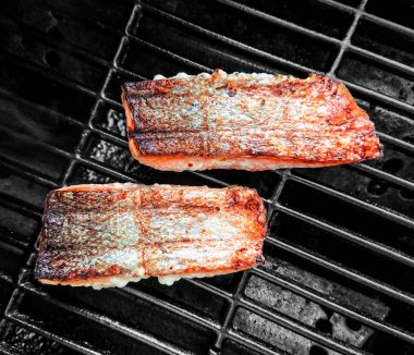 Izgara üzerinde iştah açıcı somon fileto