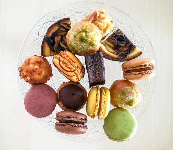 Kleines Dessertgebäck mit Macaron, Draufsicht, weicher Fokus — Stockfoto