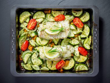 Kırmızı biber üzerine morina filetosu, kabak ve peynir ile soğan