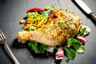 Kayrak tabakta ızgara tavuk uyluk