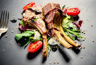 Kayrak tabakta ızgara kuzu raf