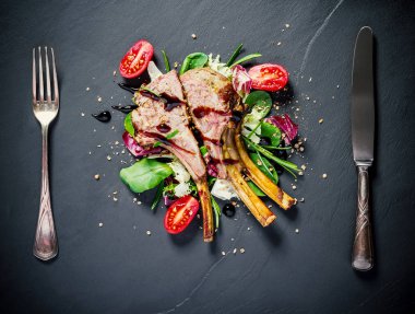 Kayrak tabakta ızgara kuzu raf