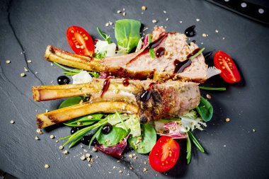 Kayrak tabakta ızgara kuzu raf