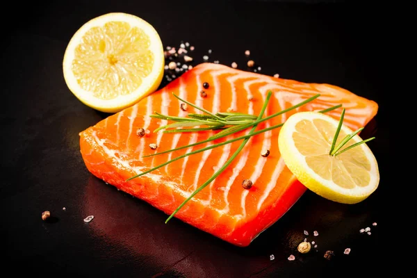 Filetto di salmone succoso su piastra di ardesia nera — Foto Stock