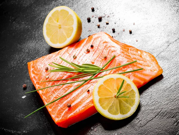 Filete de salmón jugoso en plato de pizarra negra — Foto de Stock