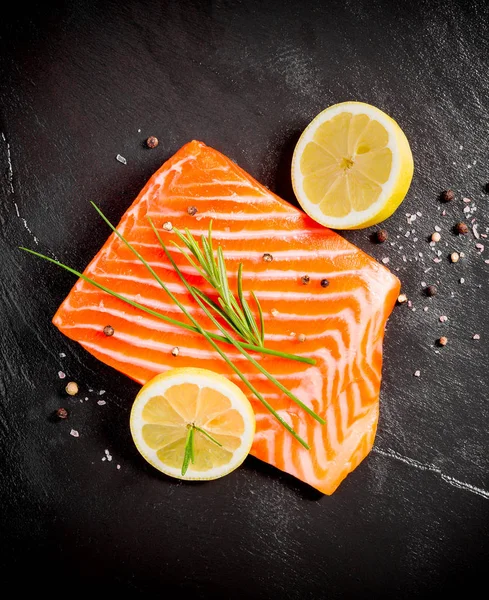 Filetto di salmone succoso su piastra di ardesia nera — Foto Stock