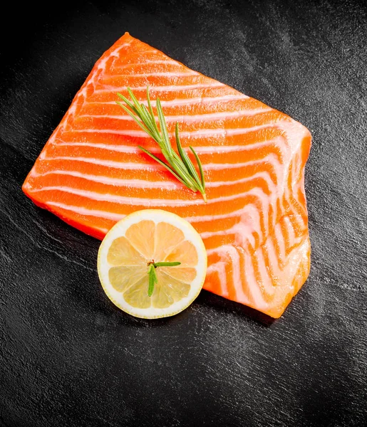 Filete de salmón jugoso en plato de pizarra negra — Foto de Stock