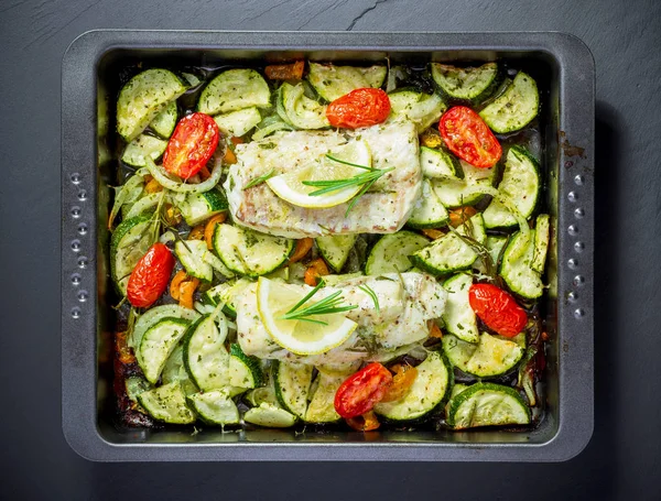 Kırmızı biber üzerine morina filetosu, kabak ve peynir ile soğan