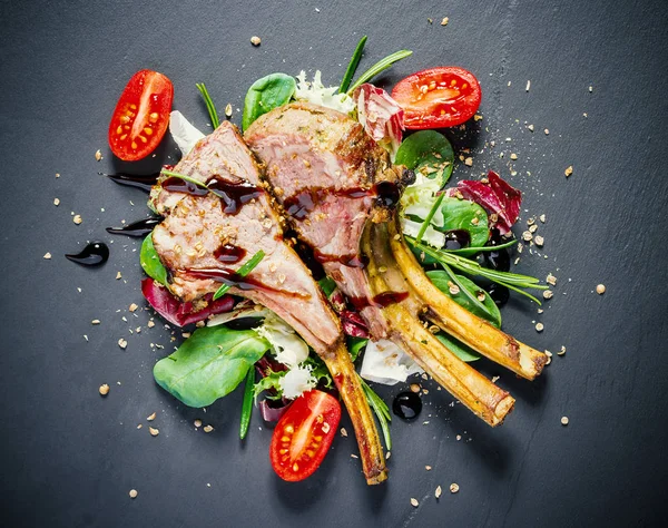 Kayrak tabakta ızgara kuzu raf