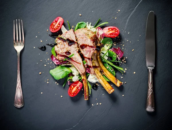 Kayrak tabakta ızgara kuzu raf