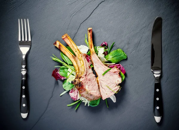 Kayrak tabakta ızgara kuzu raf