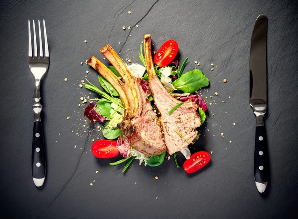 Kayrak tabakta ızgara kuzu raf