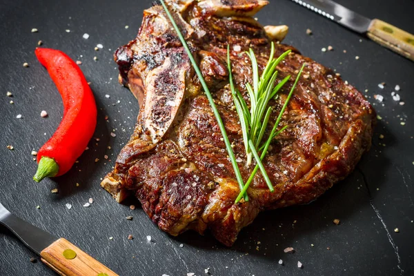 Smažený klubový steak na břidlicové desce — Stock fotografie