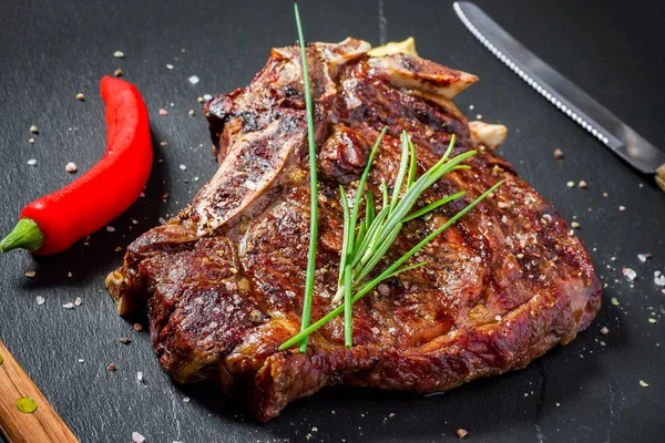 Smažený klubový steak na břidlicové desce — Stock fotografie