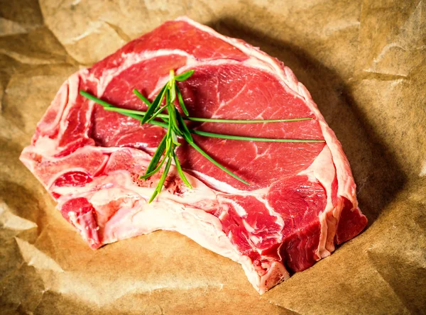 Bistecca fresca, enorme e appetitosa — Foto Stock