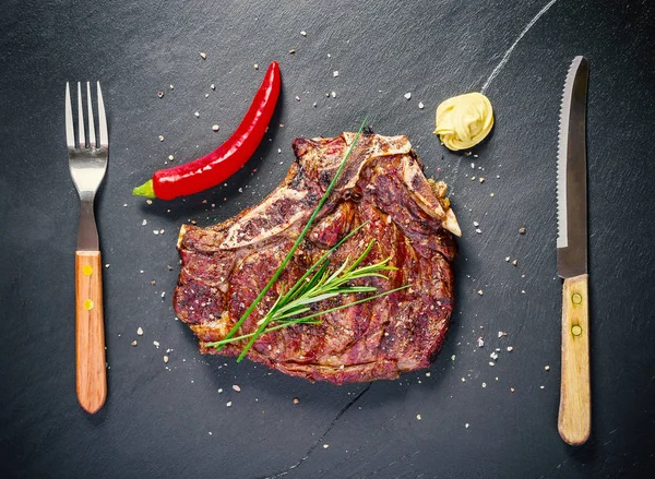 Smažený klubový steak na břidlicové desce — Stock fotografie