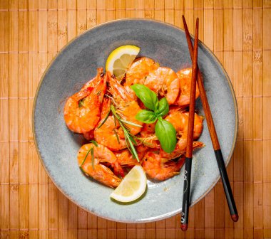 Yemek çubukları ile lezzetli gül karides