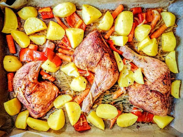 Drei Gebackene Hühnerkeulen Mit Kartoffeln Draufsicht — Stockfoto