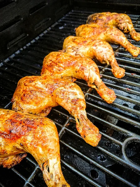 六个金鸡腿在烤架上 俯瞰全景 — 图库照片