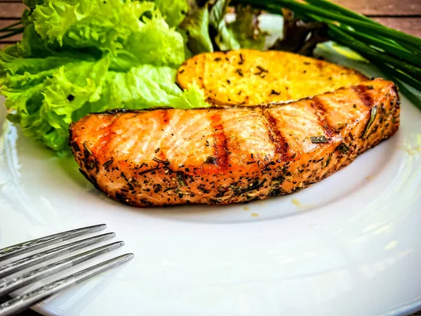 Filet Saumon Grillé Avec Pomme Terre Salade Vue Sur Dessus — Photo