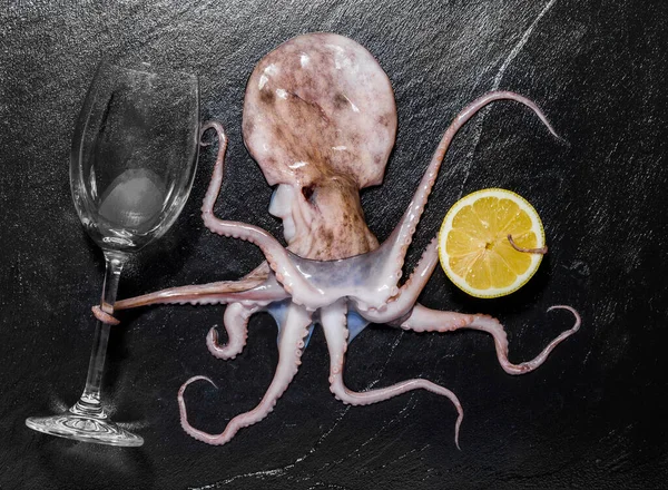 Chobotnice Drží Víno Černé Břidlici Horní Pohled — Stock fotografie