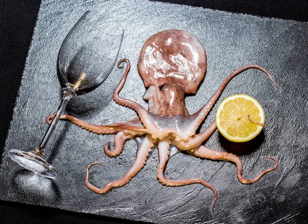Octopus Hold Wijn Zwarte Leisteen Bovenaanzicht — Stockfoto