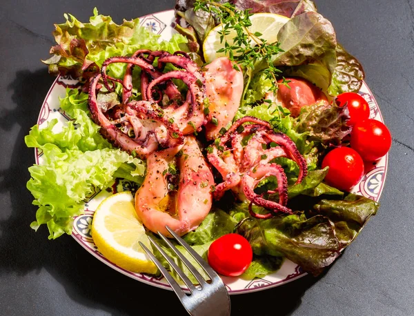 Bläckfisk Blå Tallrik Med Sallad Och Citron Svart Skiffer — Stockfoto