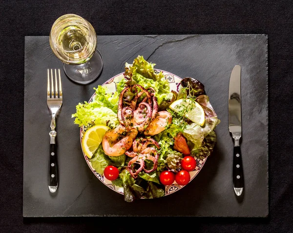 Bläckfisk Blå Tallrik Med Sallad Och Citron Svart Skiffer — Stockfoto