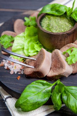 Pesto ve salata ile koyu ahşap tabloda haşlanmış Dana dil