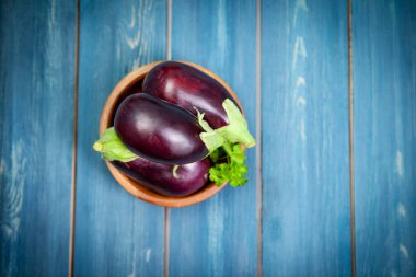 Koyu ahşap arka planda sağlıklı patlıcanlar..