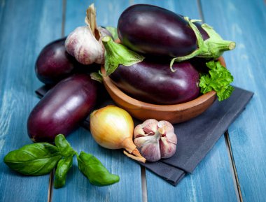 Koyu ahşap arka planda sağlıklı patlıcanlar..