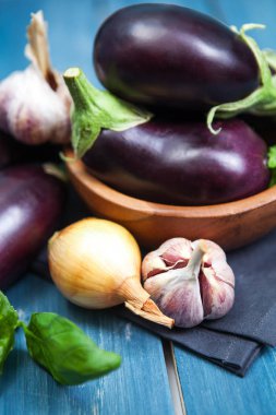 Koyu ahşap arka planda sağlıklı patlıcanlar..