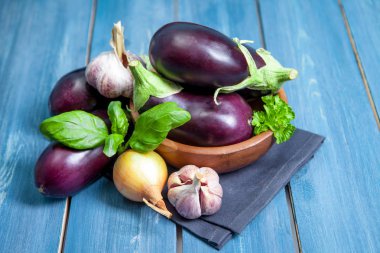 Koyu ahşap arka planda sağlıklı patlıcanlar..