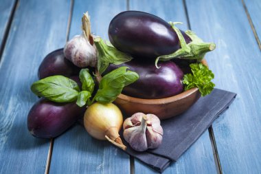 Koyu ahşap arka planda sağlıklı patlıcanlar..