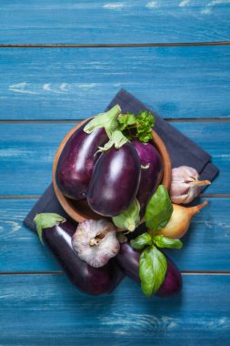 Koyu ahşap arka planda sağlıklı patlıcanlar..