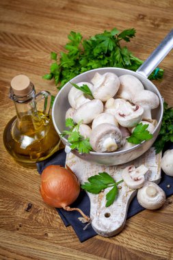 Tahta masada taze şampiyon mantarları.