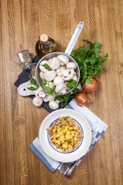 Tahta masada taze şampiyon mantarları.