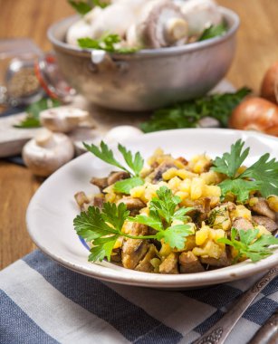 Tahta masada taze şampiyon mantarları.