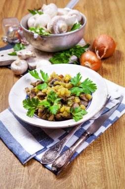 ahşap masa üzerinde champignon mantar