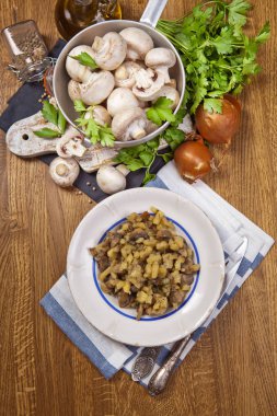 Tahta masada taze şampiyon mantarları.