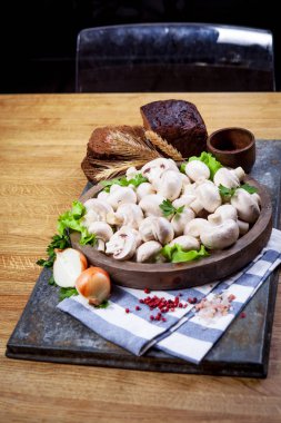 Tahta masada taze şampiyon mantarları.