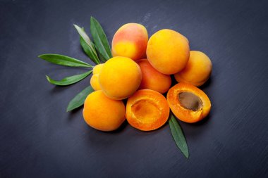 Kayısı ve koyu arka plan üzerine taşlı yarıya