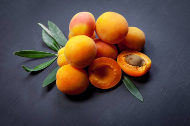 Kayısı ve koyu arka plan üzerine taşlı yarıya