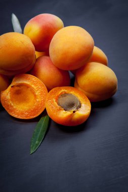 Kayısı ve koyu arka plan üzerine taşlı yarıya