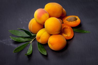 Kayısı ve koyu arka plan üzerine taşlı yarıya