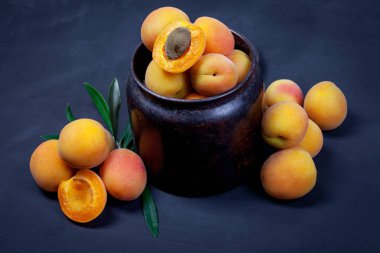 Kayısı ve koyu arka plan üzerine taşlı yarıya