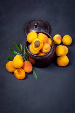 Kayısı ve koyu arka plan üzerine taşlı yarıya