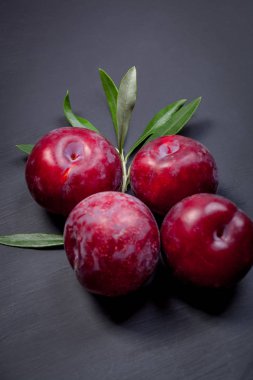 Siyah ahşap masa üzerinde taze Erik 