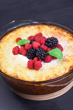 Lor peynirli kek ahududu, böğürtlen ve nane yaprakları ile. Şekersiz. Sağlıklı beslenme. Siyah arka plan