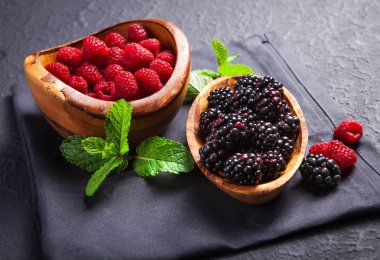 Taze böğürtlen, ahududu ve nane yaprağı. Sağlıklı gıda. Yeşil kavramı